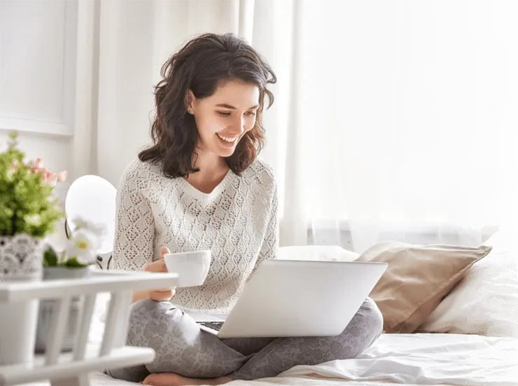 Frau mit Laptop und Kaffeetasse